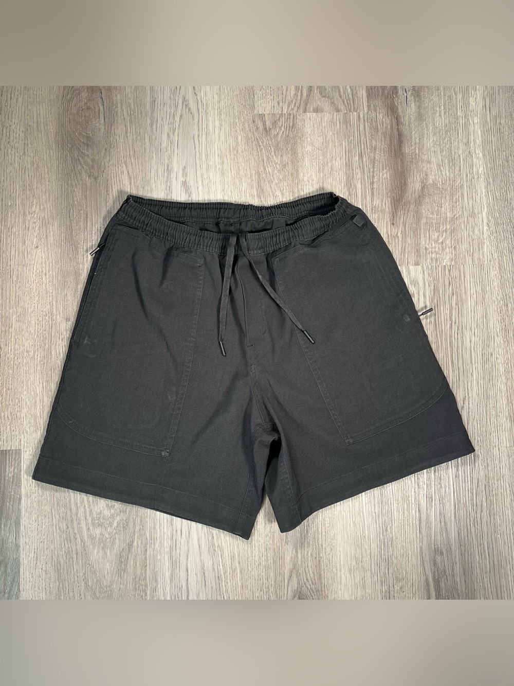 Lululemon Mens Relaxed Fit Pull on Short 7” Light Woven Black Size Medium Pocket